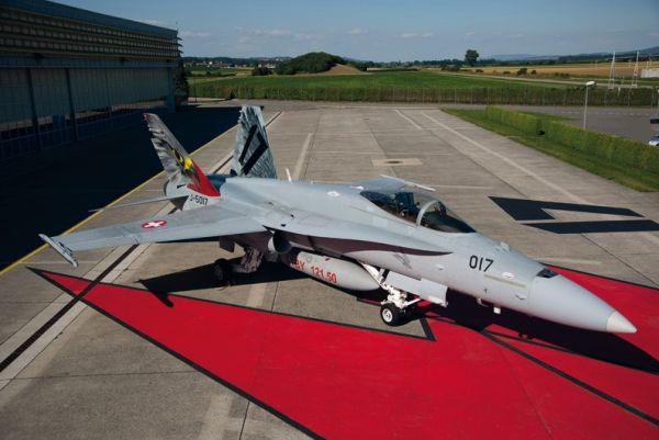 ITA1429 - Swiss AF/RAAF F/A 18 Hornet fighter plane to assemble and paint - 1