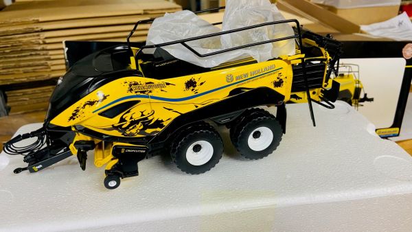 CW0149 - NEW HOLLAND YELLOW BULL Press - 1