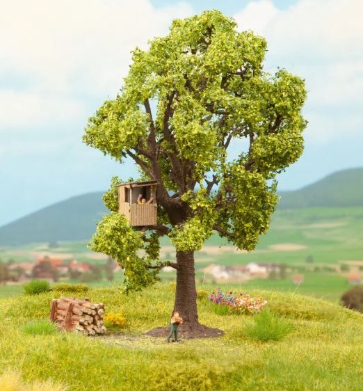 NOC21767 - Tree with treehouse - 1