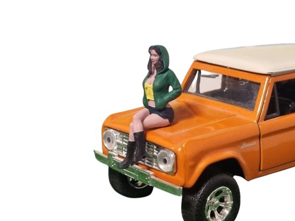 ATLAN32022_VERT_JAUNE - Woman sitting with green and yellow hoodie - 1