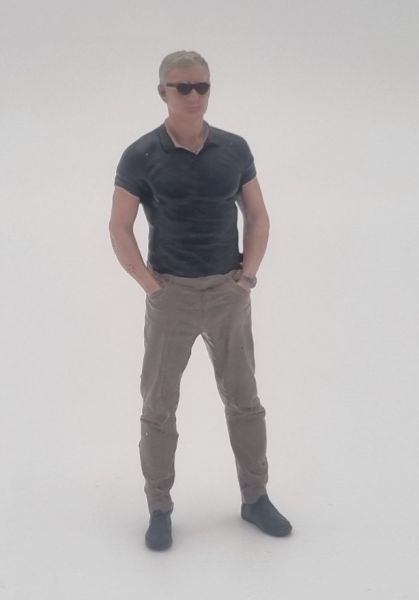 ATLAN32035 - Man with hands in pockets, wearing a t-shirt and sunglasses - 1