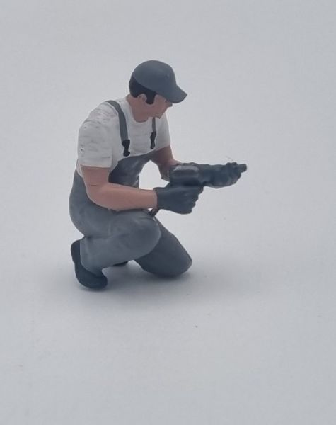 ATLAN32047_GRISC - Mechanic kneeling with an impact wrench - light gray - 1