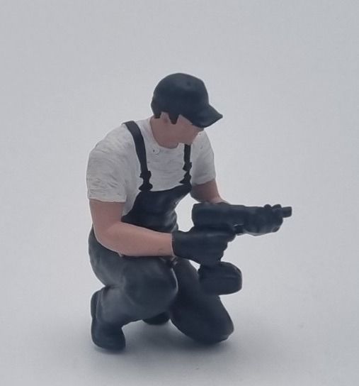 ATLAN32047_GRISF - Mechanic kneeling with an impact wrench - dark gray - 1