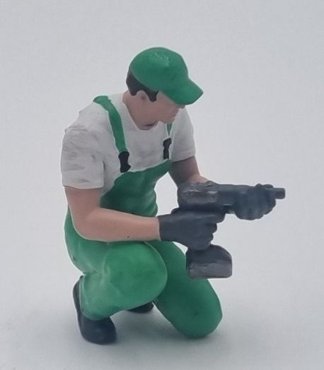 ATLAN32047_VERT - Mechanic kneeling with an impact wrench - green - 1