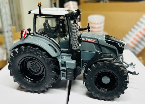 CW0288 - FENDT 728 Vario gray with black rims - 1