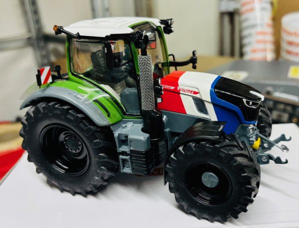 CW0290 - FENDT 728 Vario Blue White Red - 1