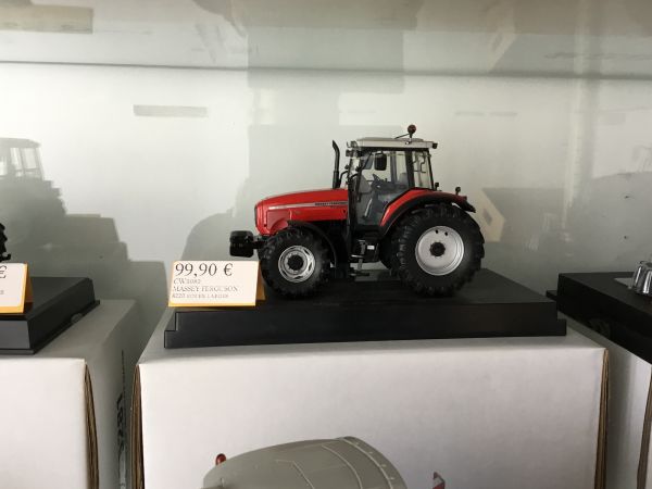 CW0080 - MASSEY FERGUSON 8220 wide wheels - 1