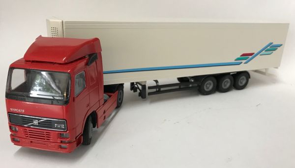 CON4608 - VOLVO FH 12 With 3-axle refrigerated trailer - 1