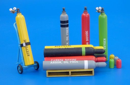 PLS478 - Model reduced of pressure bottles modern not paint not build for diorama - 1