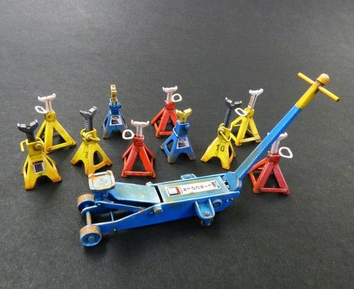 PLS499 - Model reduced of jacks stand not build not paint for diorama - 1