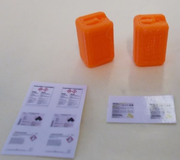 UM168_ORANGE - 2 orange miniature 20L cans with decals - 1