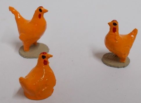 UM205 - Lot of 2 hens and 1 chicken - 1