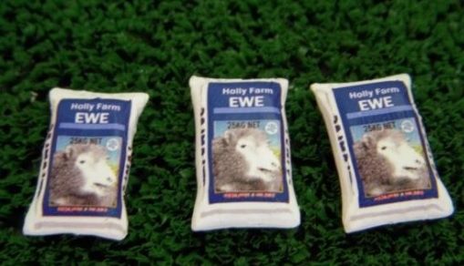 WM033H - 3 bags of sheep food - In Miniature - 1