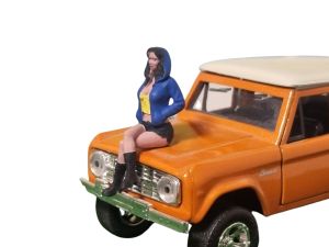 ATLAN32022_BLEU_JAUNE - Woman sitting with blue and yellow hoodie