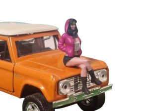 ATLAN32022_ROSE_NOIR - Woman sitting with pink and black hoodie