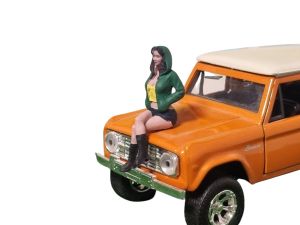 ATLAN32022_VERT_JAUNE - Woman sitting with green and yellow hoodie