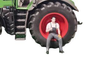 ATLAN32025_GRISF - Man sitting on a dark gray break