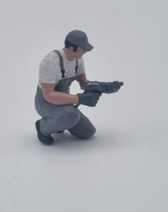 ATLAN32047_GRISC - Mechanic kneeling with an impact wrench - light gray