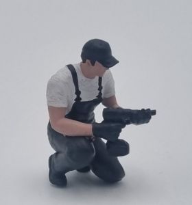 ATLAN32047_GRISF - Mechanic kneeling with an impact wrench - dark gray