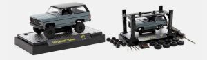 M2M-37000-67-A - CHEVROLET K5 Blazer 1974 gray MODEL KIT in blister