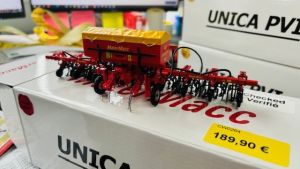 CW0264 - MaterMacc hoe with red hopper