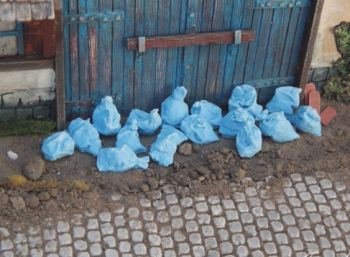 JUW23396 - 20 blue garbage bags
