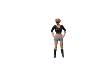 ATLAN32023_NOIR - Woman standing with black hat and sunglasses