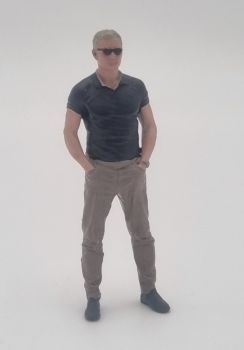 ATLAN32035 - Man with hands in pockets, wearing a t-shirt and sunglasses