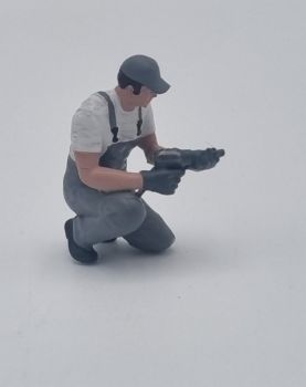 ATLAN32047_GRISC - Mechanic kneeling with an impact wrench - light gray