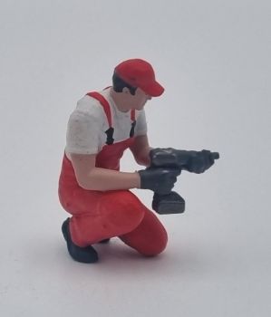 ATLAN32047_ROUGE - Mechanic kneeling with an impact wrench - red