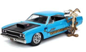 JAD32038 - PLYMOUTH Road Runner 1970 with E. Coyote