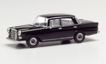 HER420457 - MERCEDES 200 black