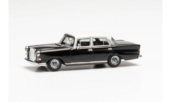 HER430739-002 - MERCEDES 200 Black and white