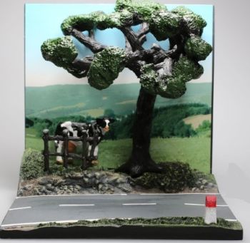 AKI0127 - Diorama country road with tree and cow