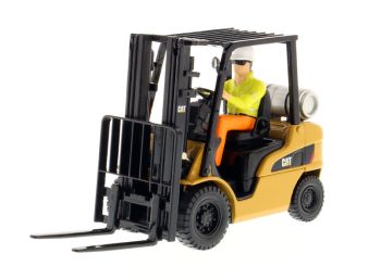 DCM85223 - Lift truck CATERPILLAR P5000 and driver