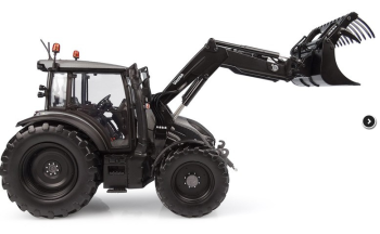 UH6746 - VALTRA G135 with front charger titanium grey