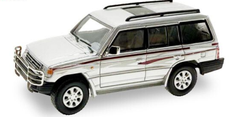 HER87MC000042 - MITSUBISHI Pajero silver